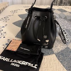 Beautiful black leather bucket bag by Karl Lagerfeld Made from high-quality leather Brand new and never used ✨ Stylish drawstring design with signatur