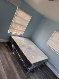 Queen mattress regular set with box spring ( 2pc brand new)
