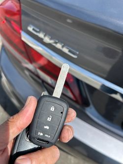 Car keys and remotes / llaves y controles para autos