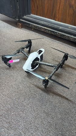 T600 Inspire 1 Drone DJI With Remote Camera Gimbal 2 Batteries & Accessories In Case