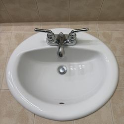 White Oval Bathroom Sink & Faucet Combo - Like New