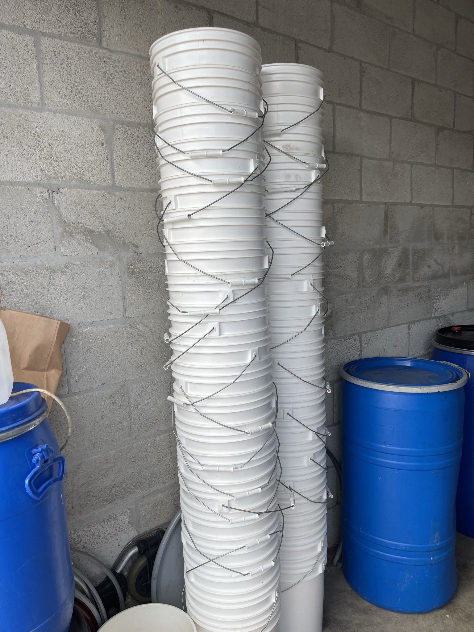 5 Gallon White Buckets With Lids