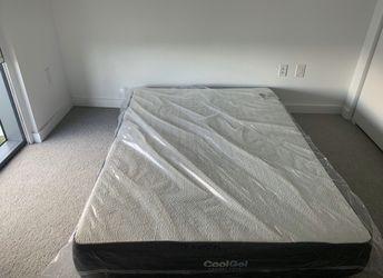 Mattress size: QUEEN memory form.
