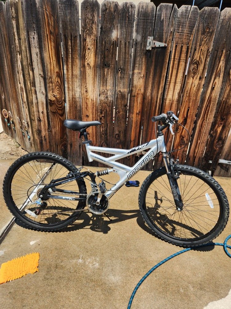 26"Magna Mountain bike dual suspension.