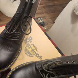 DIGI-MOVING SALE - Ladies Doc Martens 
