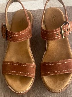 Clarks brown Sandals super cute color and style so comfortable size 7