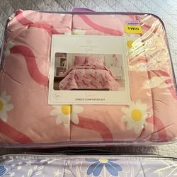 2 bedspread  $25 each. one twin size The other  is full size