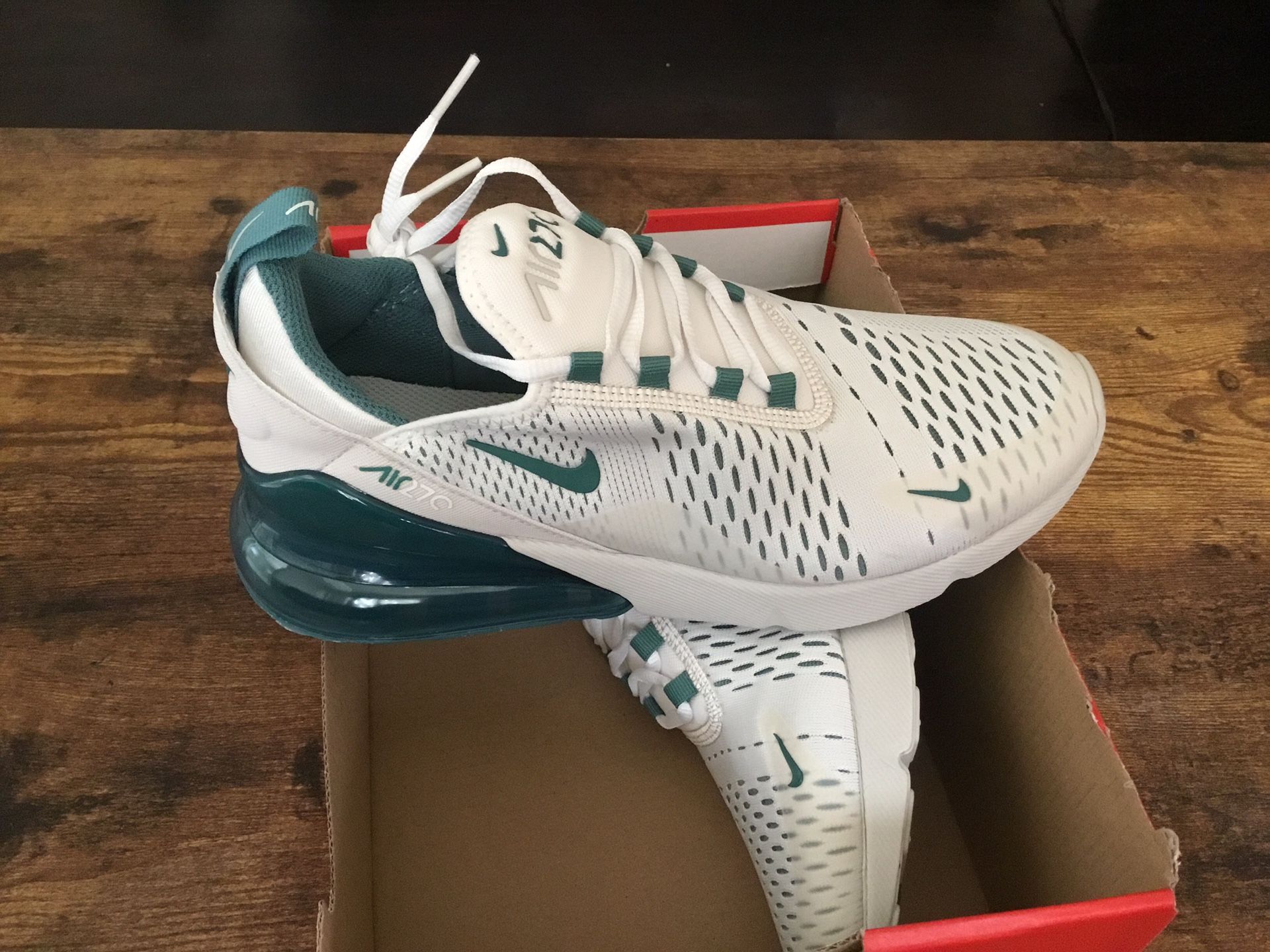 New Kid’s Nike Air Max 270 size 6.5Y/8W