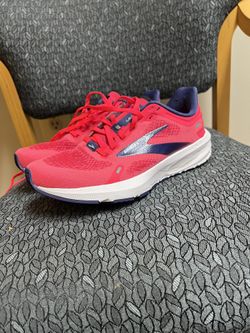 Brooks launch 9 shoe for women finds 5.5 like new, best offer, I have a lot of clothes and shoes if you are interested you can make an appointment I a