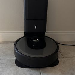 iRobot Roomba i7 Vacuum