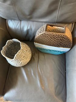 2 decorative vases
