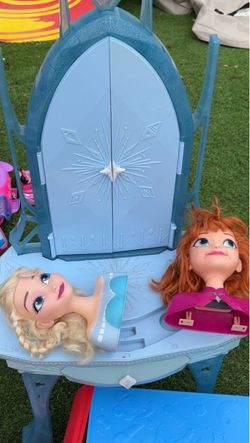 Elsa singing Mirror.