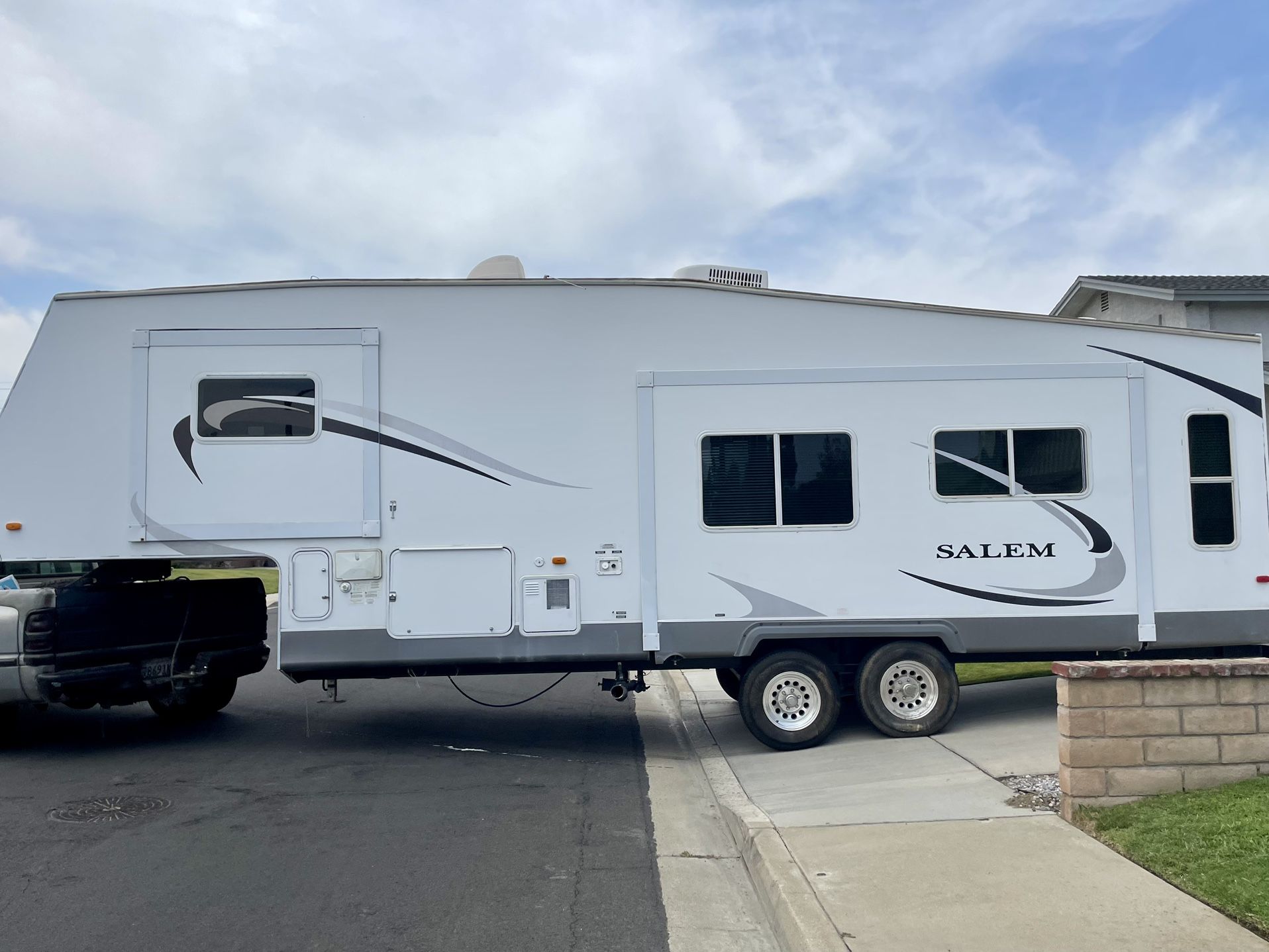 2010 5th Wheel, 3 Slides, 32 ft.