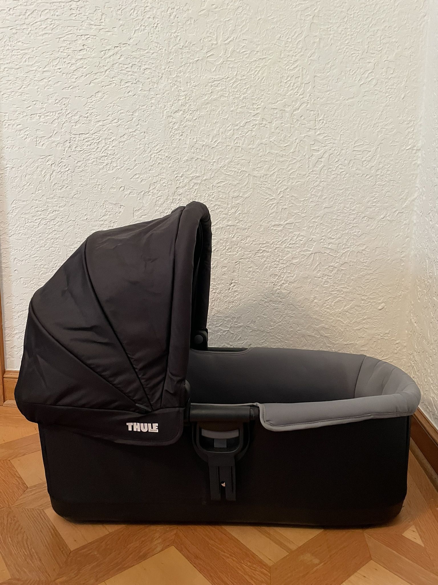 Like-new Thule Urban Glide Bassinet With Cover