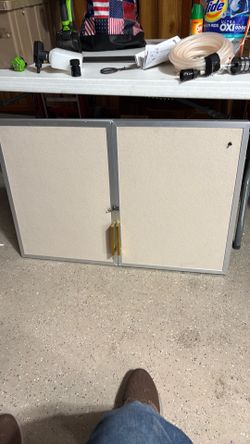 Folding bulletin board