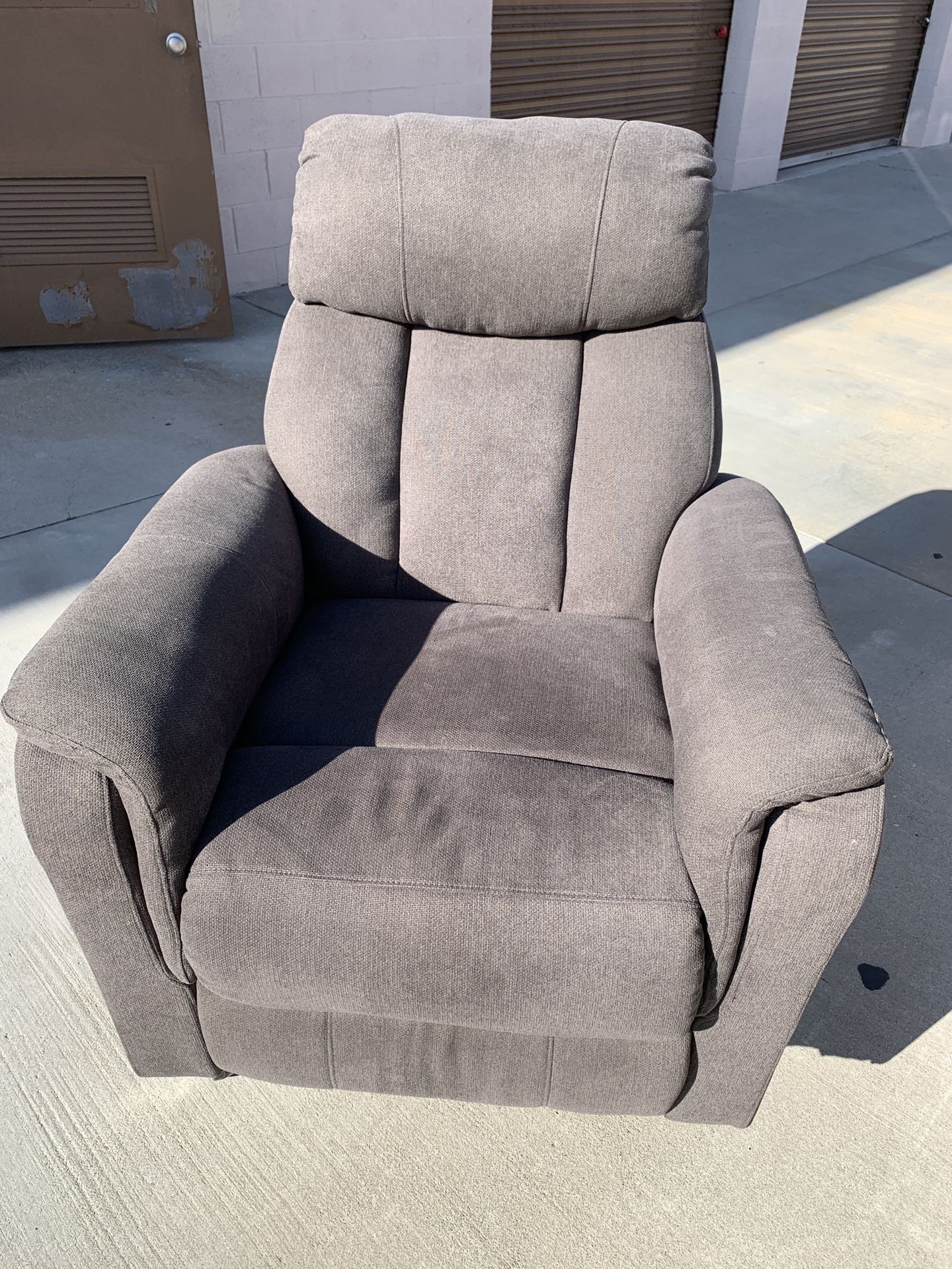 Simple recliner chair