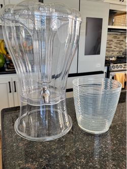 WATER DISPENSER AND ICE BUCKET