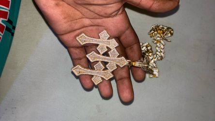 Cross pendent and chain