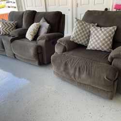 Gray Electric Reclining Couch W Cupholders And Oversized Chair 