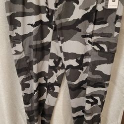 Ecko United Cargo Pants.  Size XL.  New.  IF IT'S UP IT'S AVAILABLE 