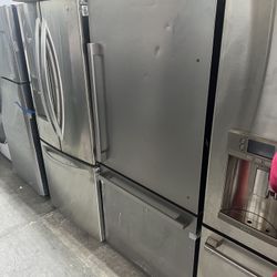 BOTTOM FREEZER REFRIGERATOR