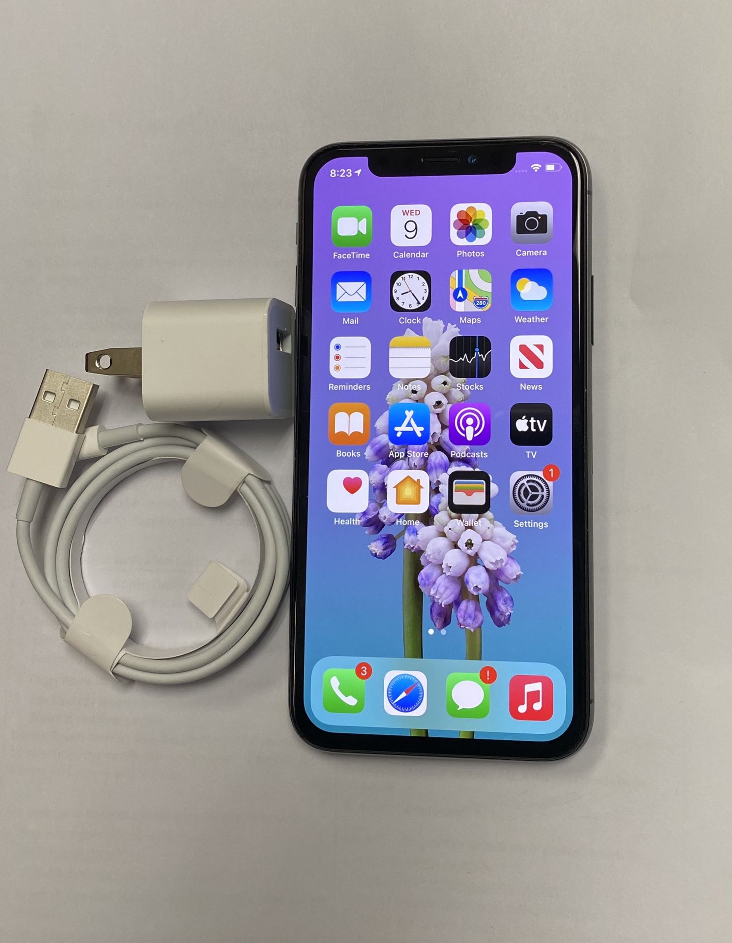 Factory unlocked apple iphone X 64 gb, store warranty! 