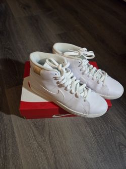 Sz 8 Woman's White NIKE Hightops