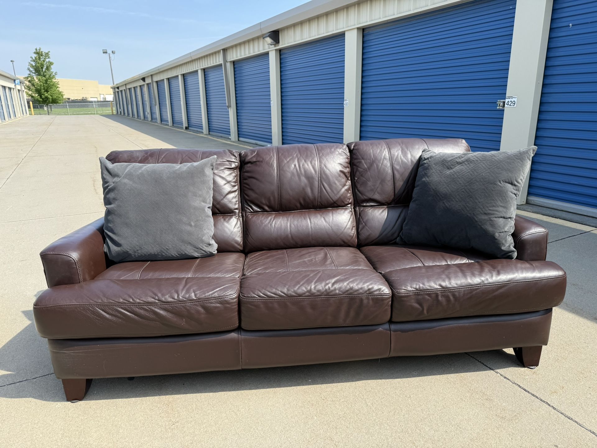 FREE DELIVERY 🚚🚛🚚 Beautiful And Comfy Couch
