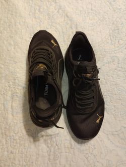 Woman's Puma Shoes Size 11