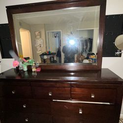Nice Hidden Felt lined Jewelry Drawer Dresser With Mirror