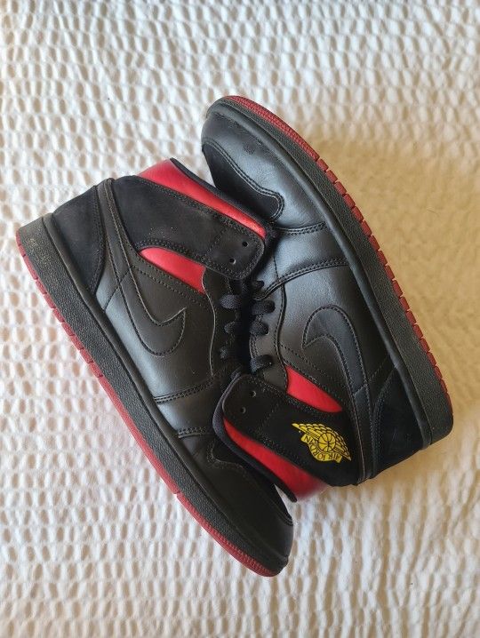 Nike Air Jordan 1 Mid LAST SHOT Black Red Yellow Bred