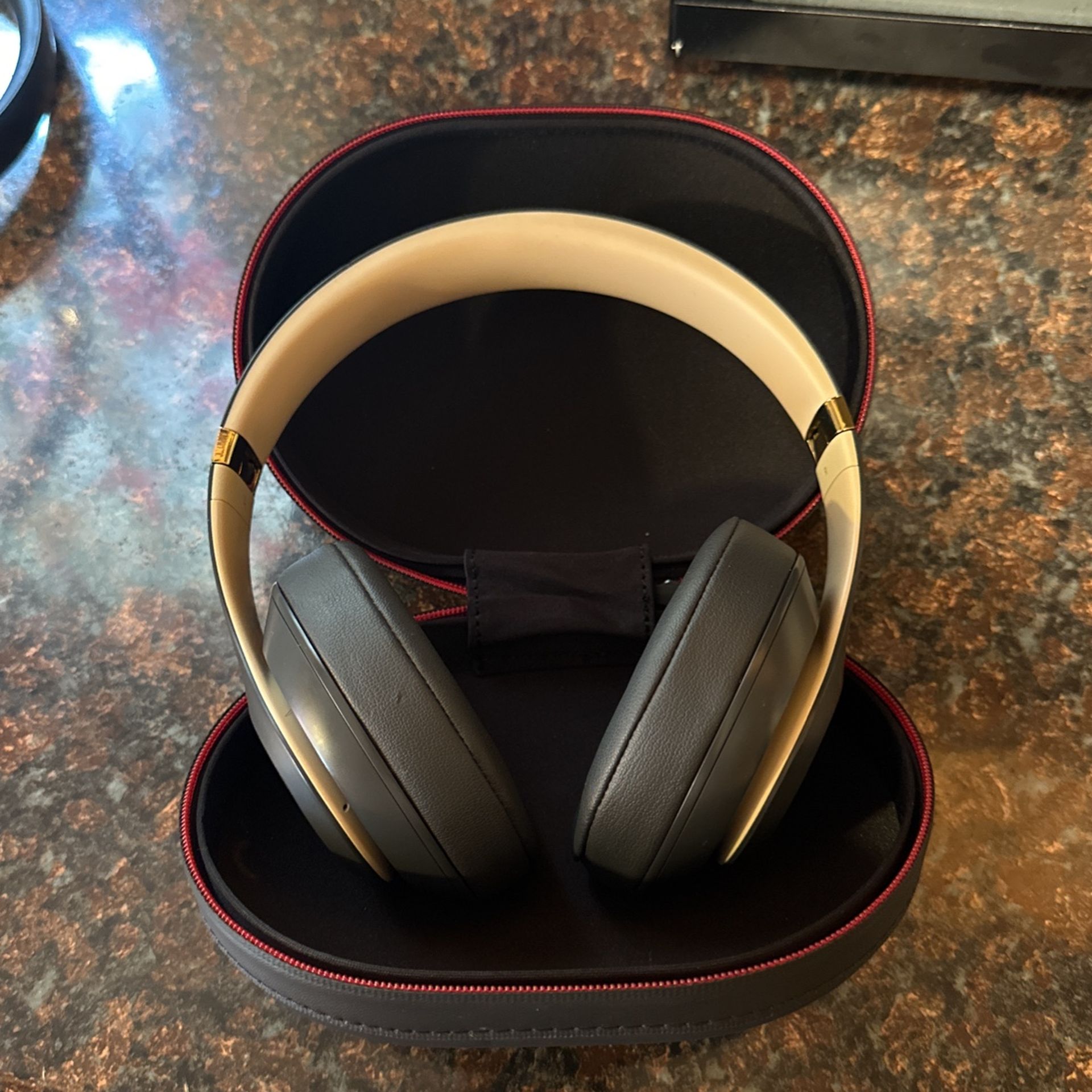 Dr.Dre Beats With Case