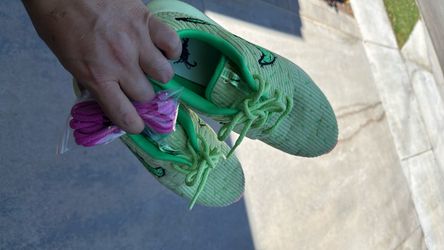 9.5M sneaker style golf shoes by Nike