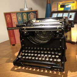 Antique Underwood typewriter from 1930’s era 📇 excellent and beautiful👍🏻