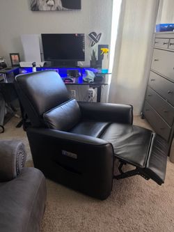 Power Recliner with Built-In Controls & USB Port