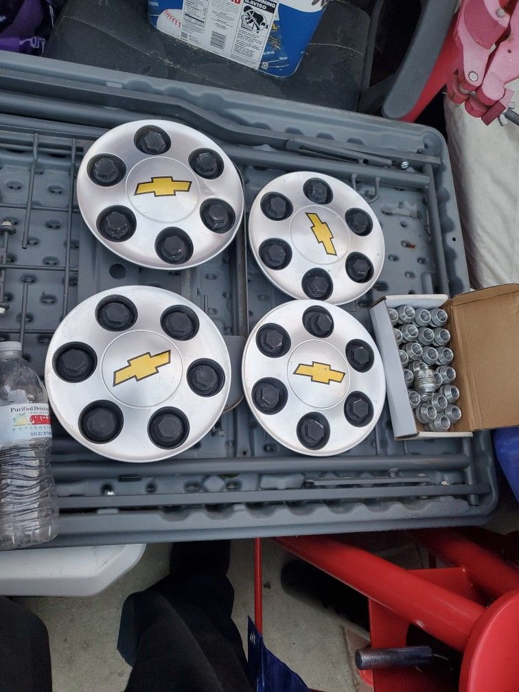 4 Chevy Caps And Lug nuts
