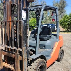8 Series Toyota 5,000 Lb Capacity Pneumatic Forklift