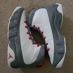 Air Jordan Retro 9 " Fire Red " Size 9.5 Men/11wmns 