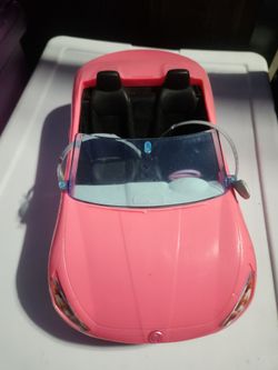 Barbie car pick  used but in good conditions . Ready to go with you.