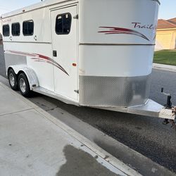 3 Horse trailer 