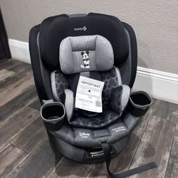 New With Box Disney Mickey Mouse Revolve 360 Car Seat 