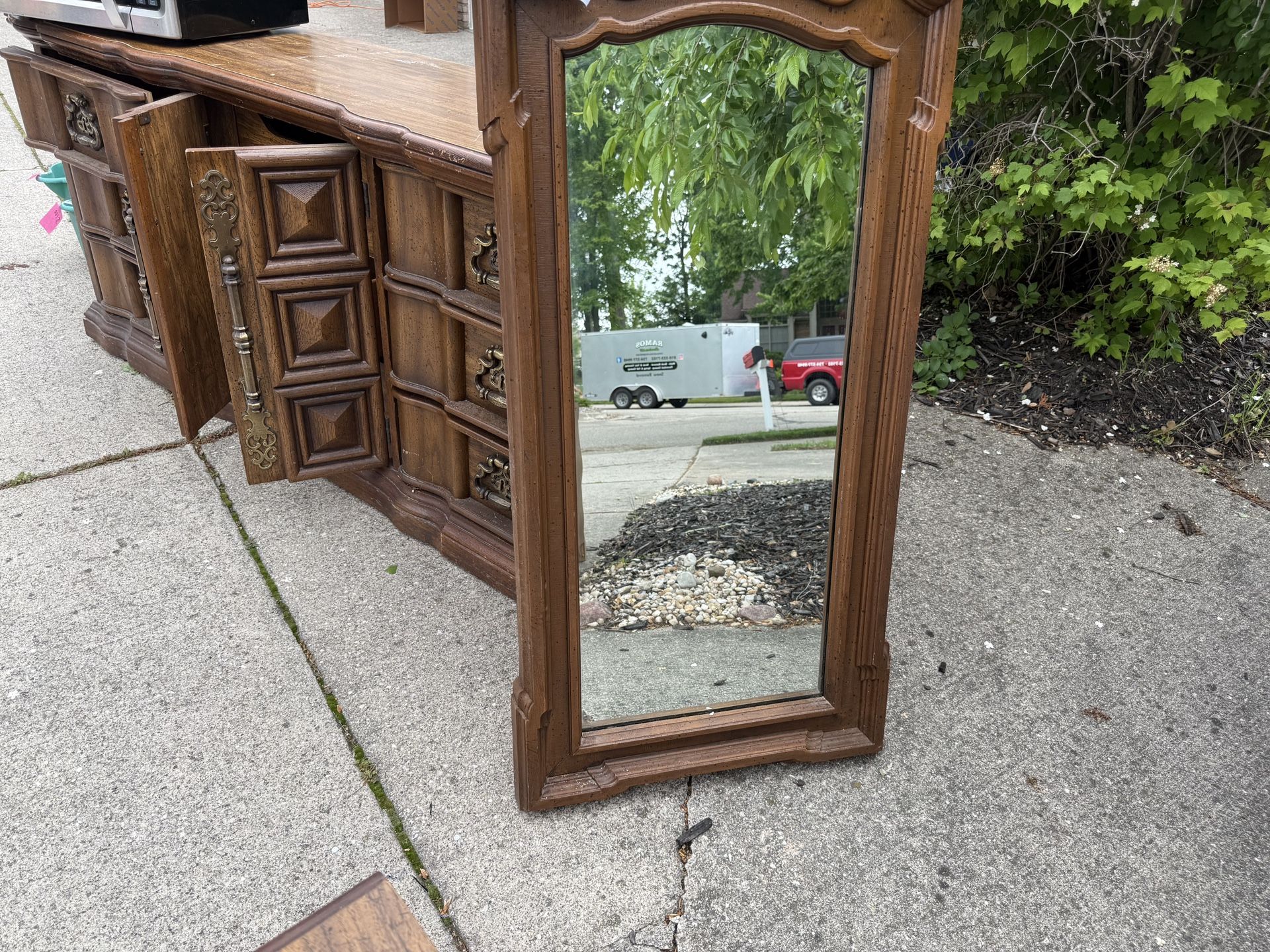 Dresser, 2 Nightstands And 2 Mirrors