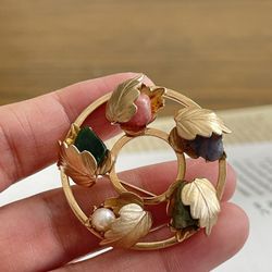 Sarah Coventry Flowered Circle Wreath Pin Brooch Gem Stones Pearl