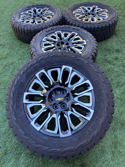 Black 22 inches Chevy Silverado rims and 37x12.50/22