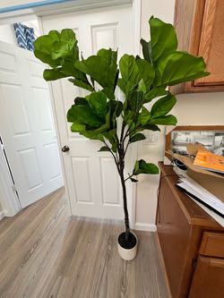 Brand new 6ft fake tree
