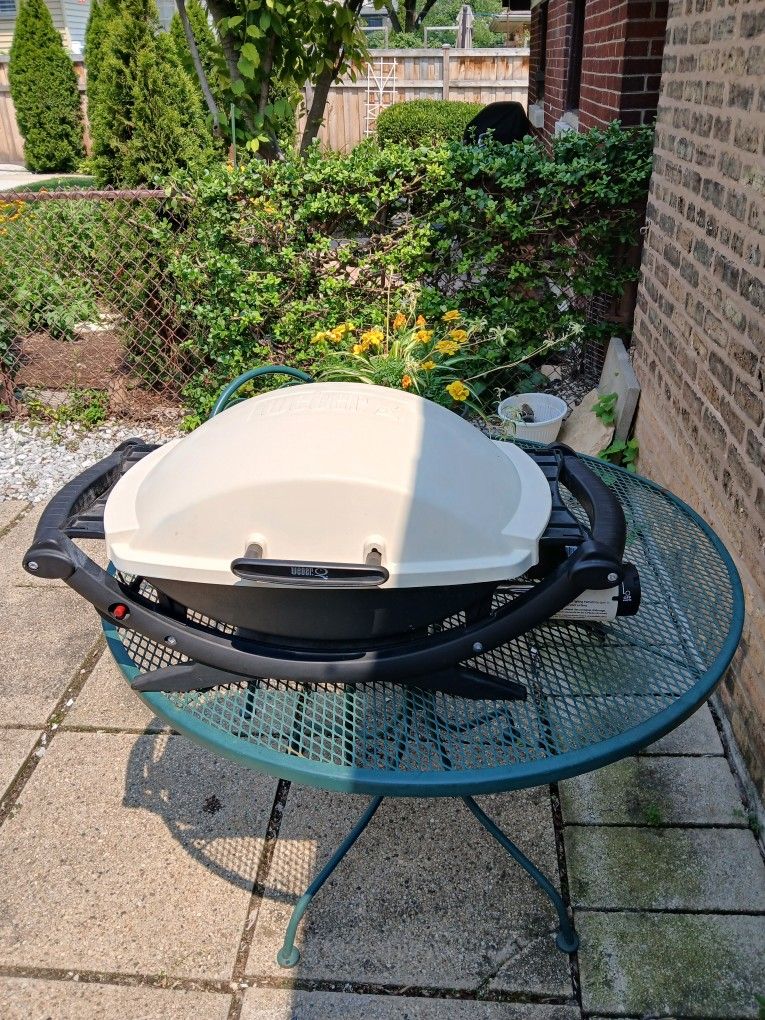 Weber Q2000 Pre owned Propane Grill