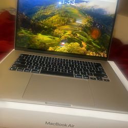 Apple - MacBook Air 15" Laptop - M3 Pro chip - 8GB Memory - 18-core GPU - 512GB SSD (Latest Model) - GOLD