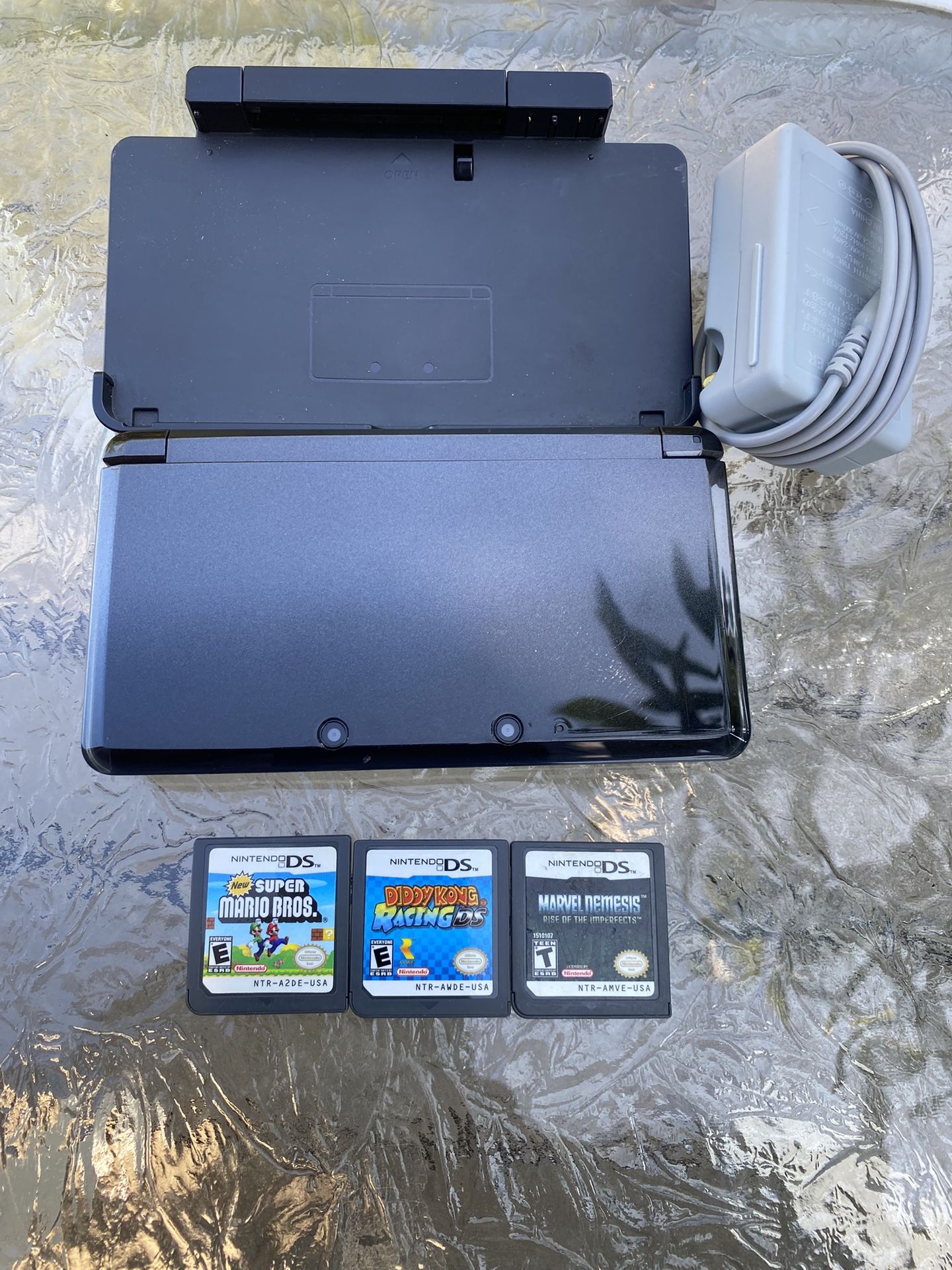 Nintendo 3 Ds + Games And Chager