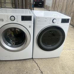 LG front-loading gas washer and dryer with a three-month warranty in good condition. Free delivery in the Oakland area. Outside the Oakland area,