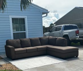 Nice Sectional Couch - Can Deliver 🛻